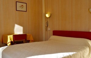 Camera doppia | Una scrivania, culle/letti per bambini (gratuiti)
