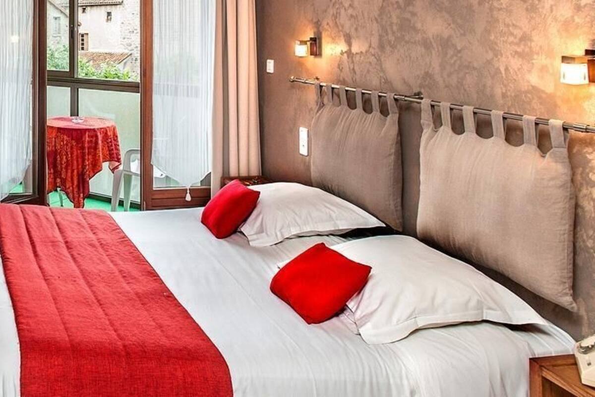 Escritorio, cortinas opacas, tabla de planchar con plancha