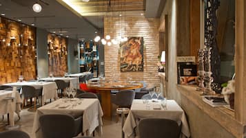 Lunch, dinner served; Italian cuisine, al fresco dining