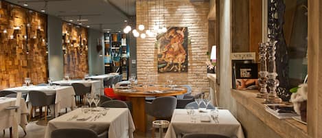 Lunch, dinner served; Italian cuisine, al fresco dining