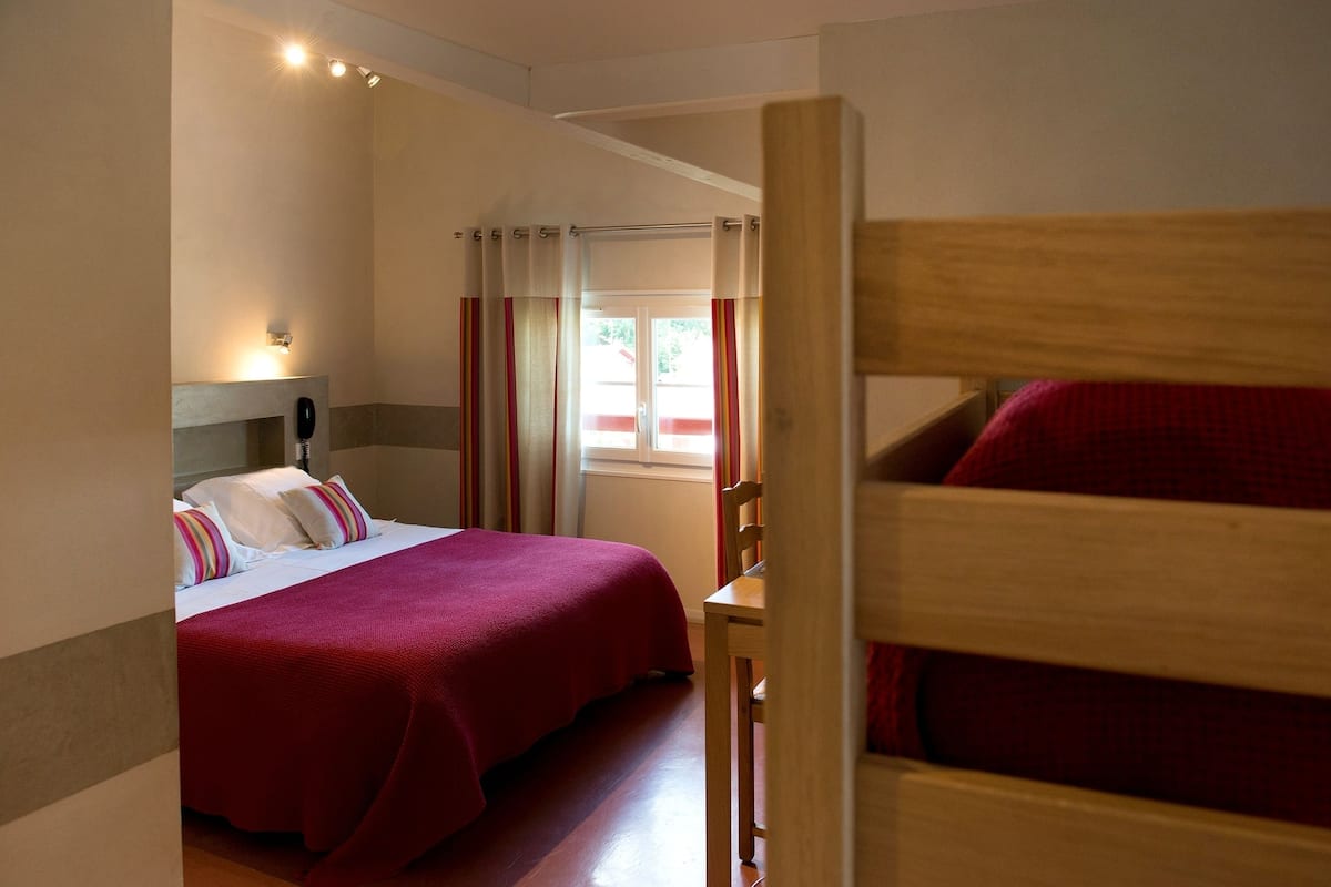 Standard Quadruple Room, Balcony | Meja, langsir/tirai gelap terus, katil bayi/kot (percuma)