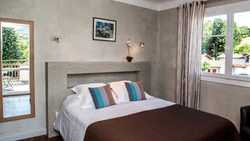 Tweepersoonskamer | Een bureau, verduisterende gordijnen, gratis babybedden, extra bedden