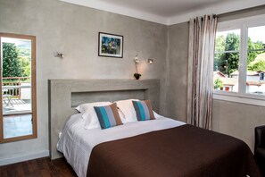 Bureau, rideaux occultants, lits bébé (gratuits)