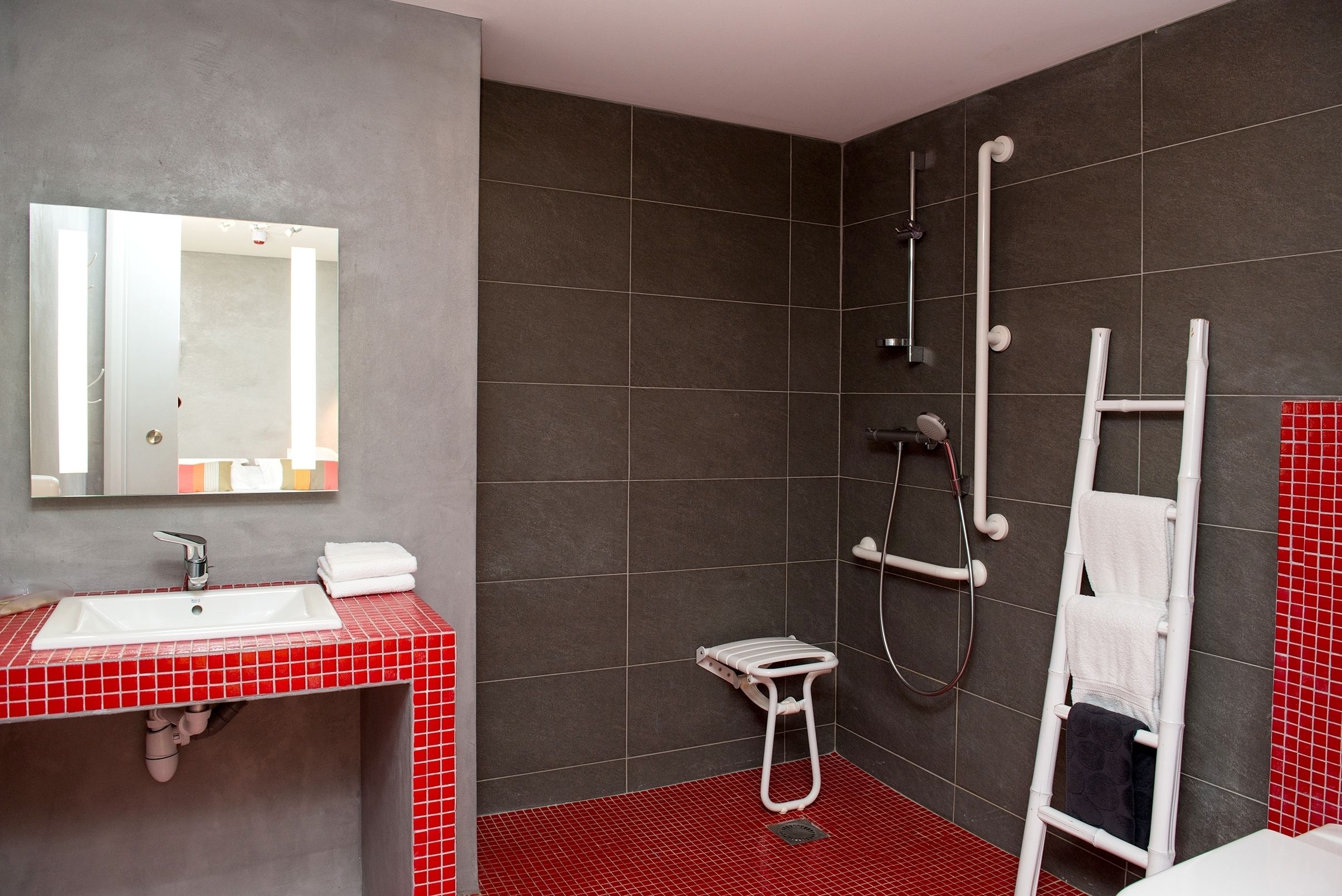 Chambre Double | Salle de bain | Articles de toilette gratuits, sèche-cheveux