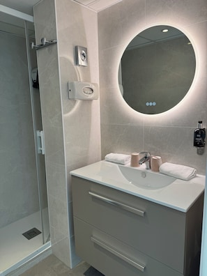 Free toiletries, towels - Calme des Pins Hôtel Piscine & Spa (Les Sables-d'Olonne)