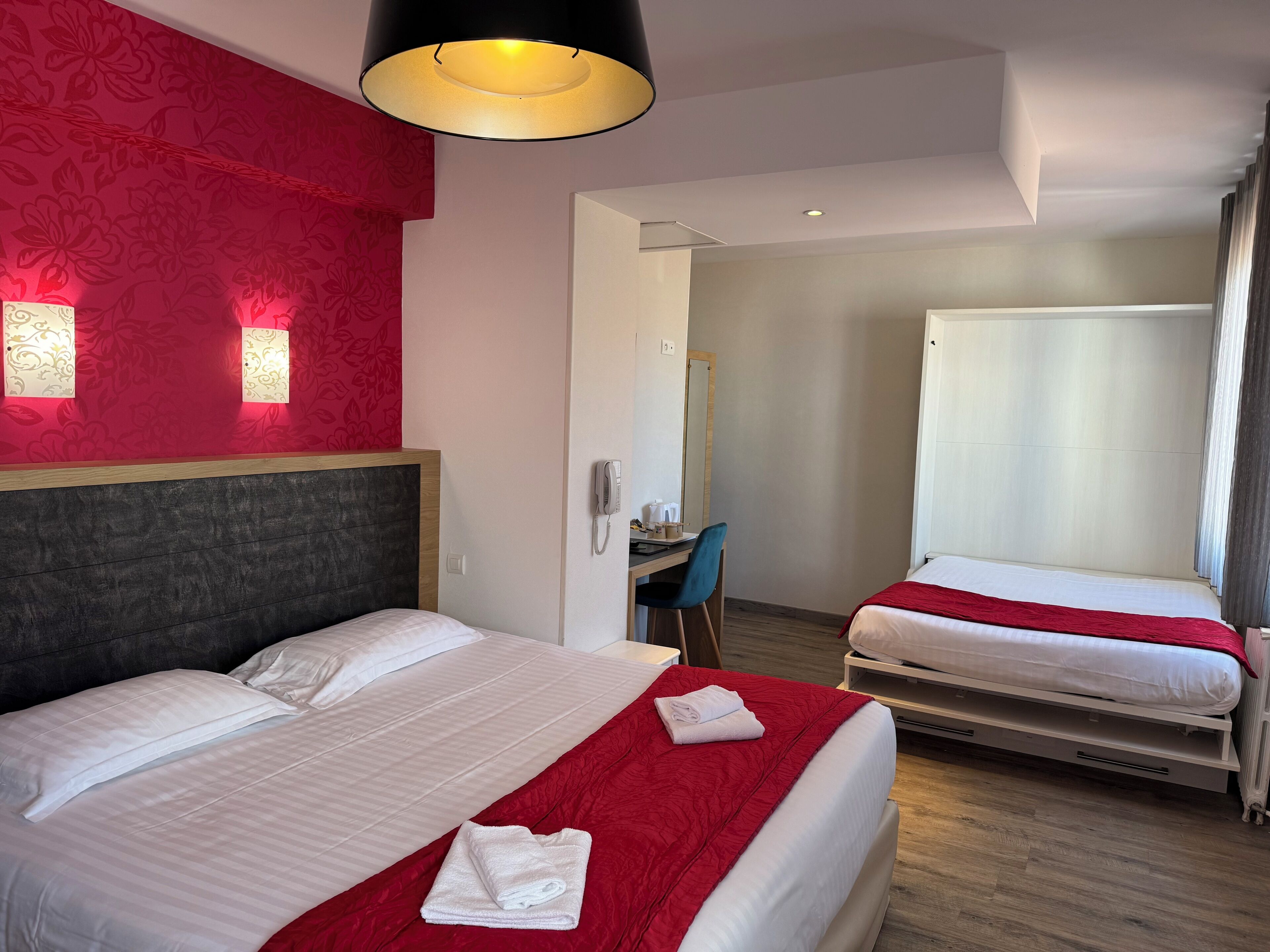 Ropa de cama de alta calidad, escritorio y sistema de insonorización 