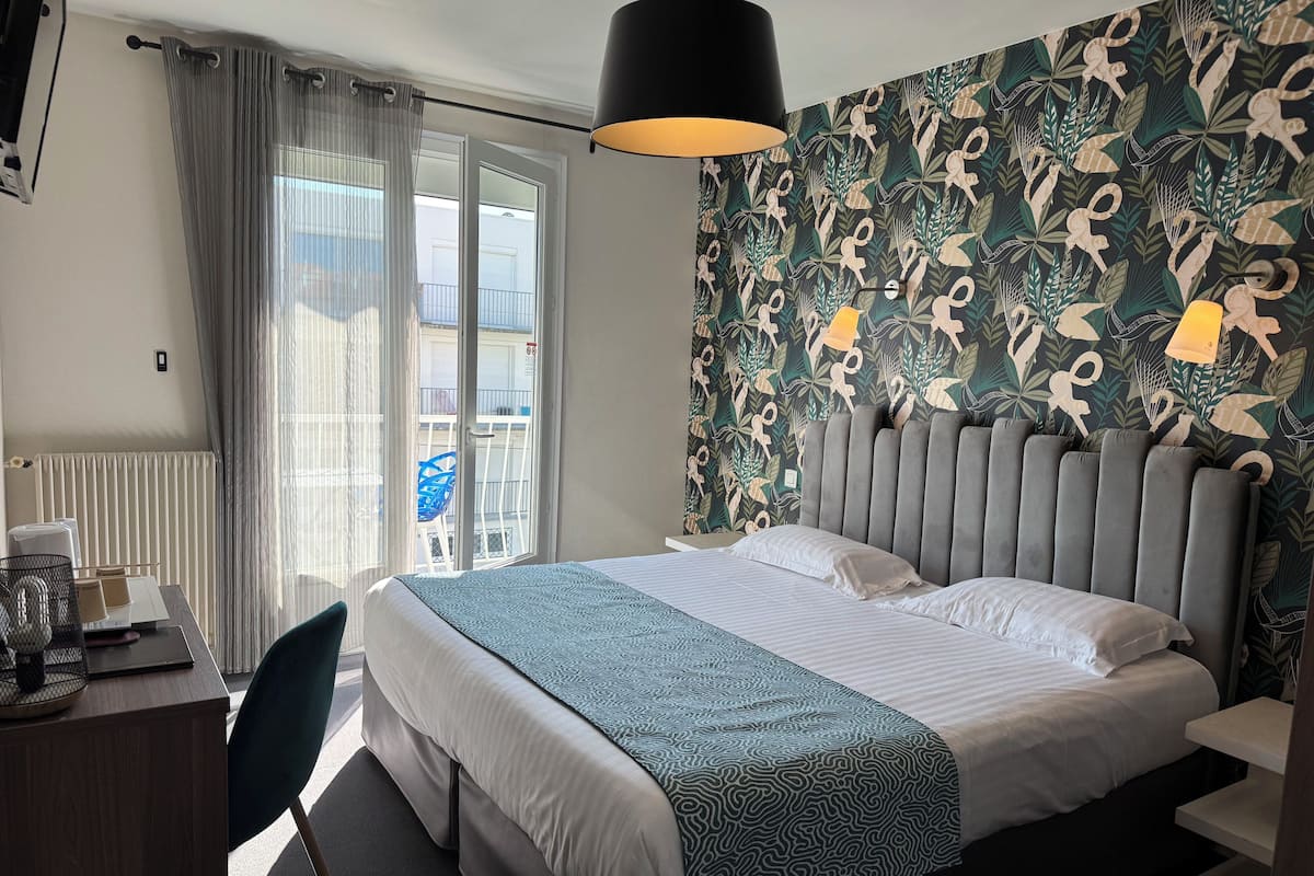 Superior Double Room, Balcony | Premium bedding, desk, soundproofing, iron/ironing board