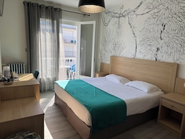 Quarto casal superior, sacada | Roupas de cama premium, escrivaninha, quartos à prova de som