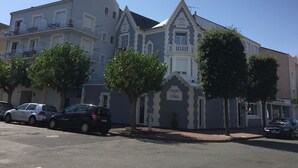 Un edificio con un letrero que dice "HOTEL DES PINS" y "CALME DES PINS".