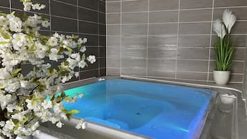 Sauna, hot tub