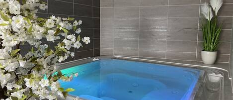Sauna, hot tub