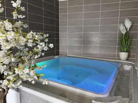 Un sauna, una bañera de hidromasaje