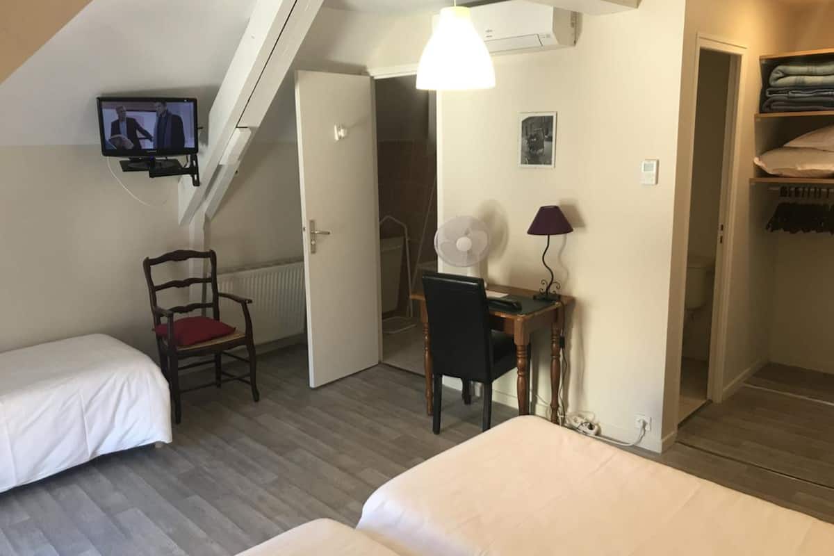 comfort triple room, balcony | desk, soundproofing, free wifi, bed sheets