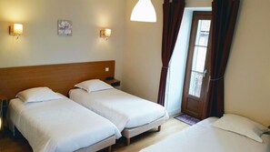 Familiekamer, balkon | Een bureau, geluiddichte muren, gratis wifi, beddengoed