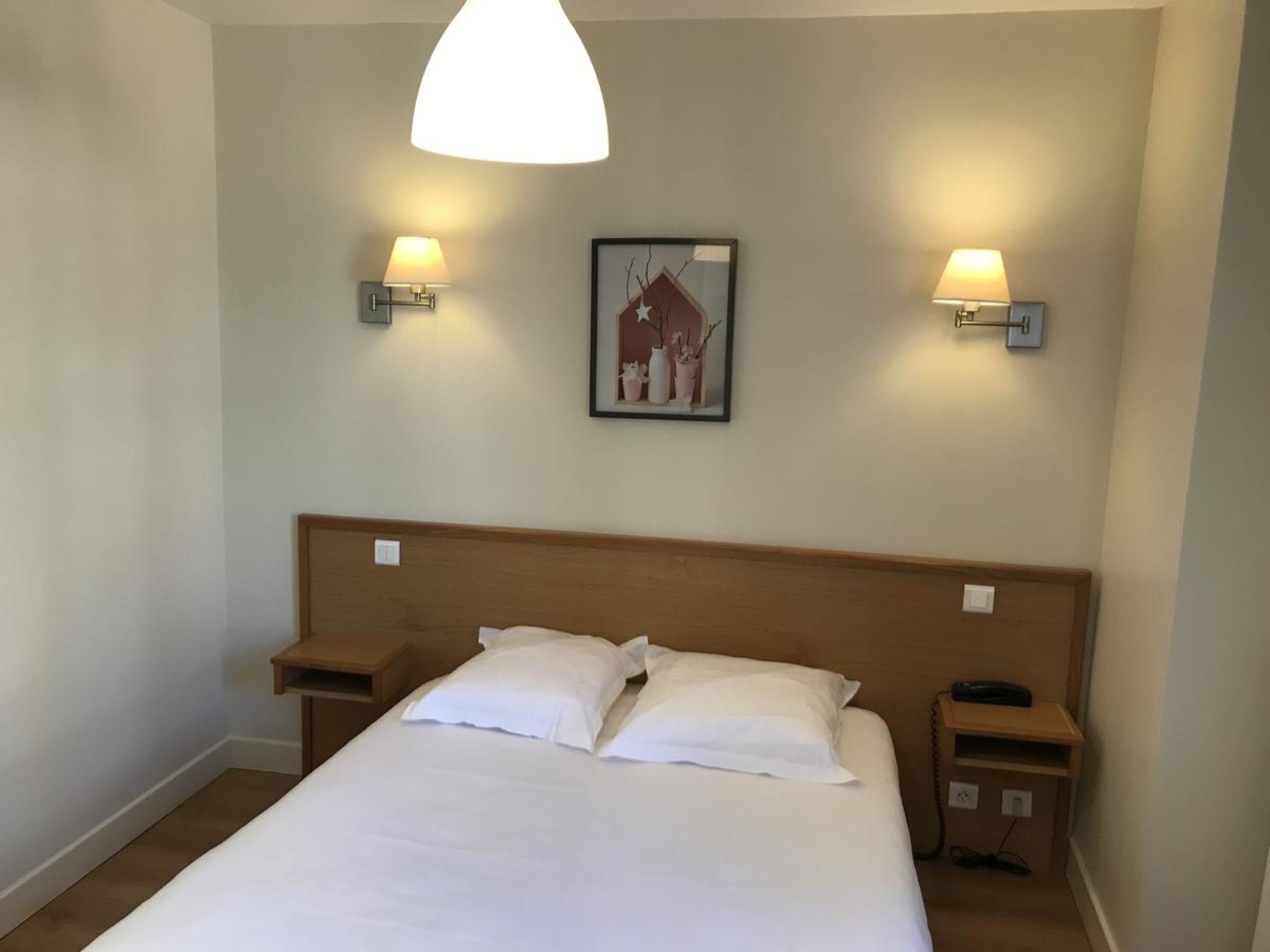 desk, soundproofing, free wifi, bed sheets