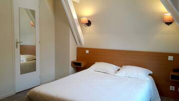 Desk, soundproofing, free WiFi, bed sheets