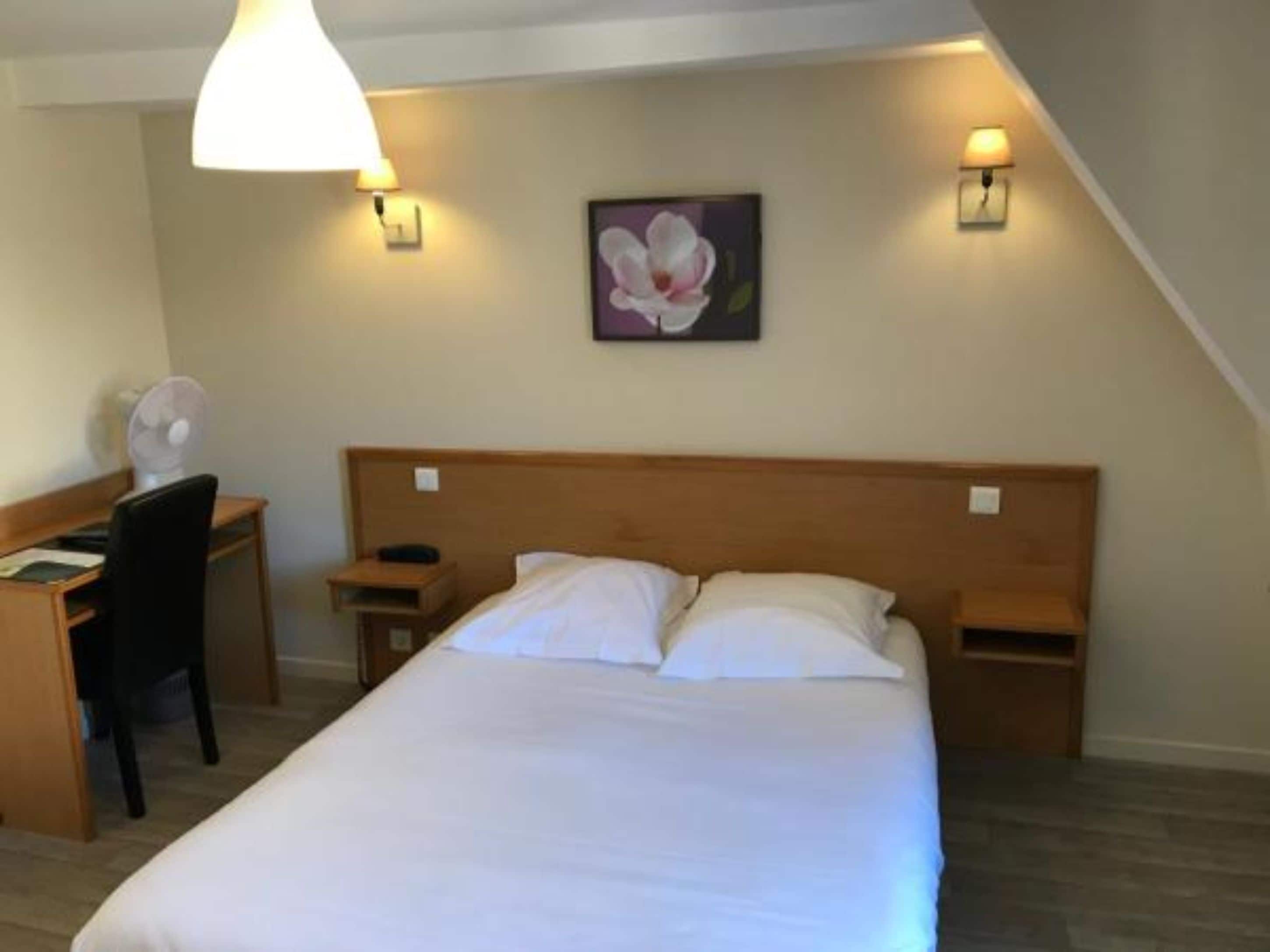 desk, soundproofing, free wifi, bed sheets