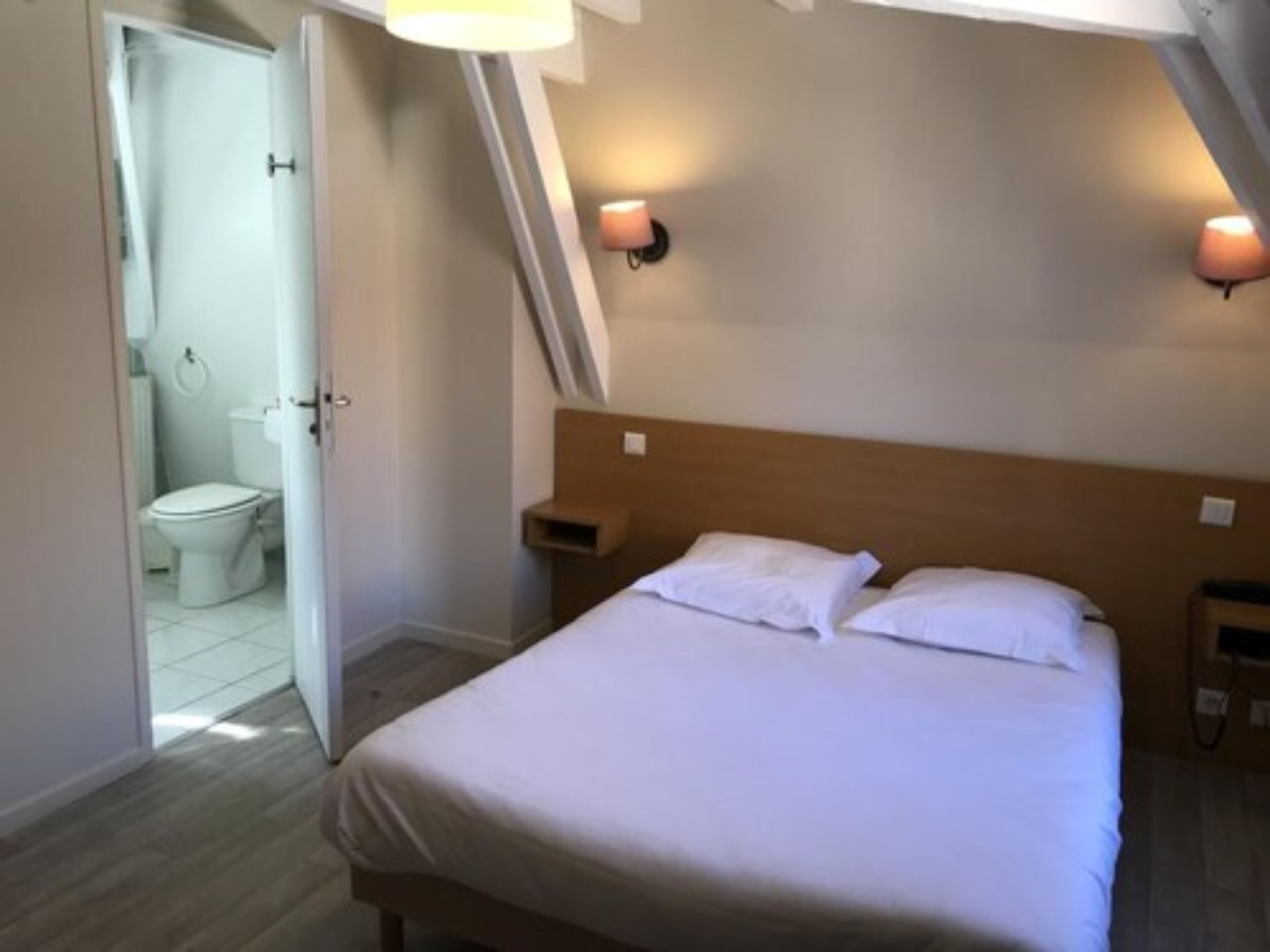 desk, soundproofing, free wifi, bed sheets