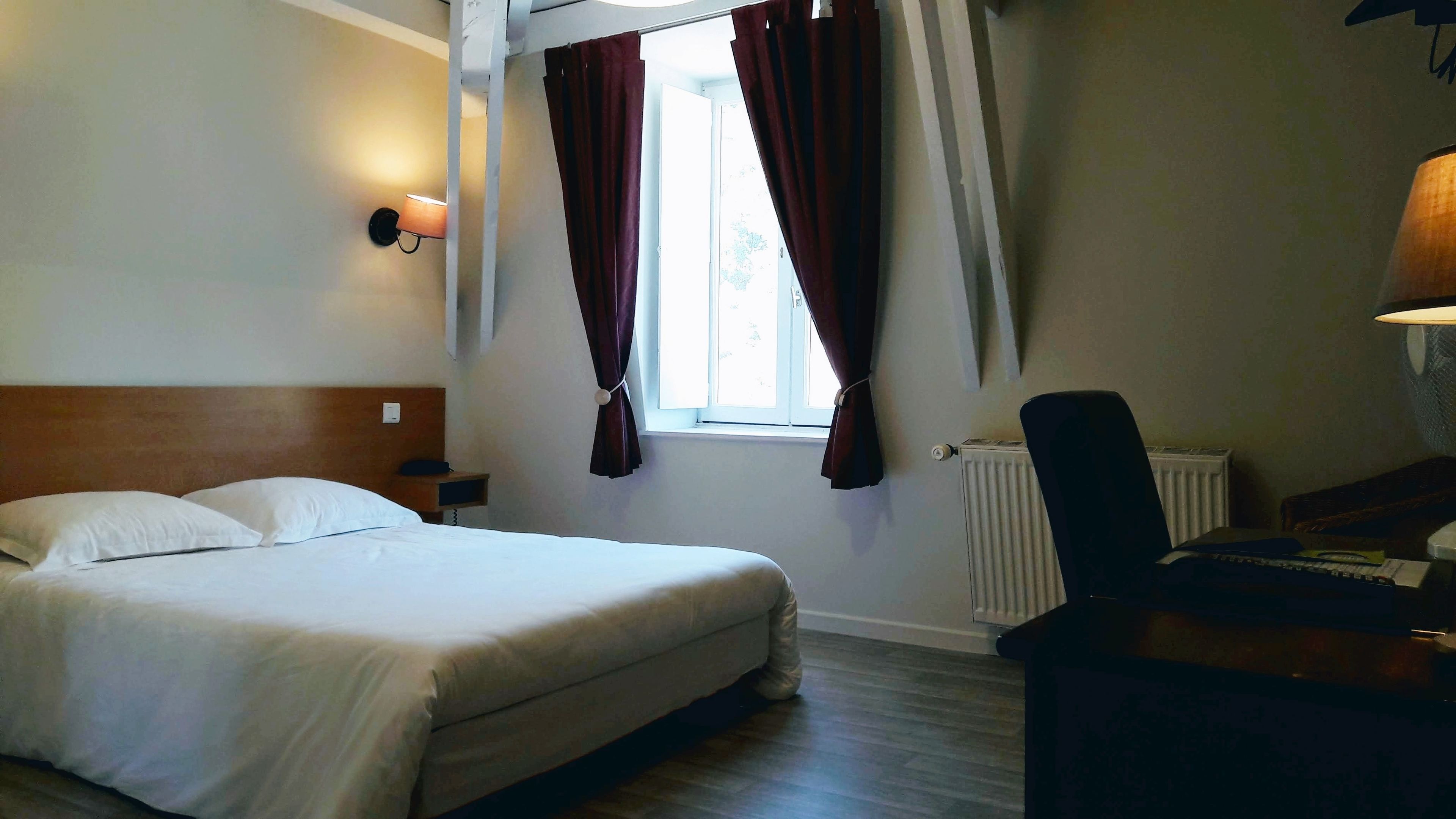 desk, soundproofing, free wifi, bed sheets