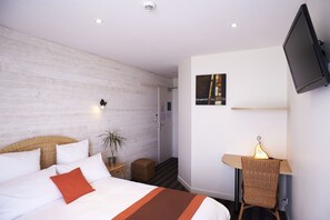 Desk, soundproofing, free WiFi, bed sheets