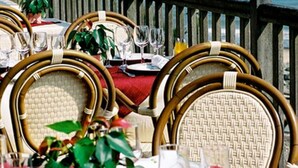 A table set for dining with wicker chairs and a view of the sea. - Du Casino (Vierville-sur-Mer)