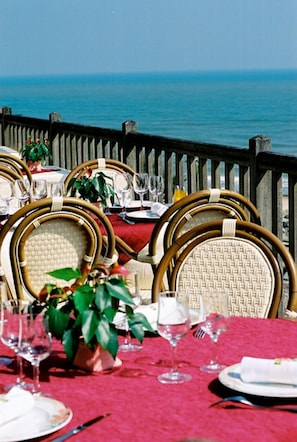 Petit déjeuner buffet (15 EUR par personne)