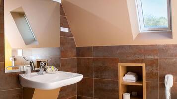 Triple Room | Bathroom | Hair dryer, towels, soap, shampoo