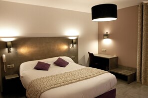 Superior Room | Desk, blackout drapes, free cribs/infant beds, free WiFi - Hôtel Azalées (Tournon-sur-Rhone)