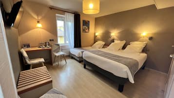 Triple Room | Bathroom | Free toiletries, hair dryer