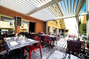 Terrace/patio - Hôtel Azalées (Tournon-sur-Rhone)