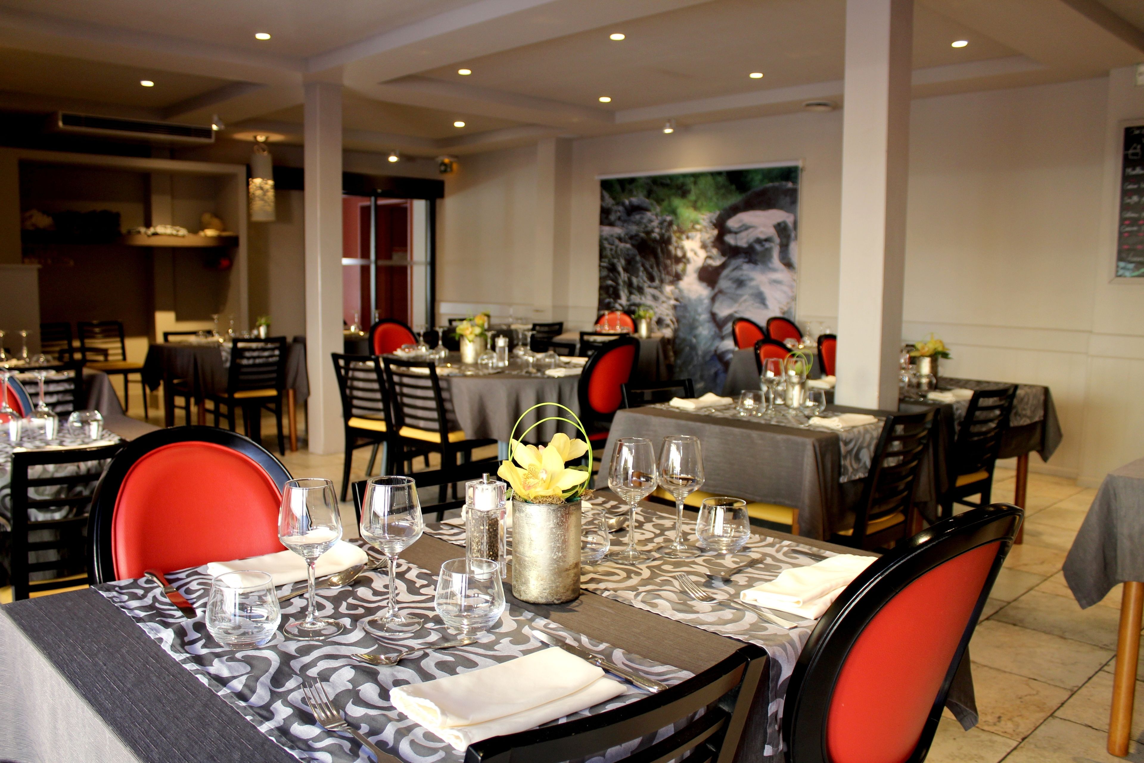 Hádegisverður og kvöldverður í boði