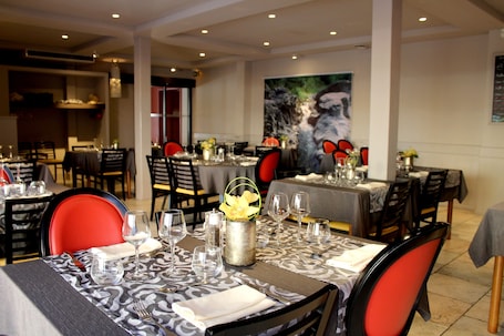 Se sirven almuerzos y cenas. Hôtel Azalées