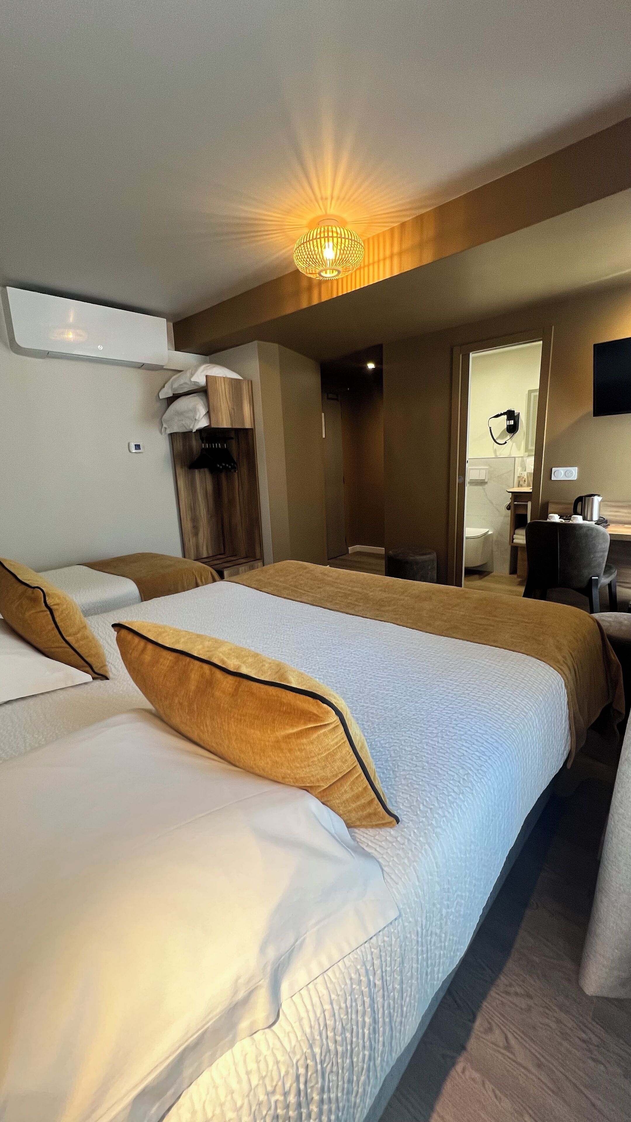 Standardzimmer | Schreibtisch, Verdunkelungsvorhänge, kostenlose Babybetten