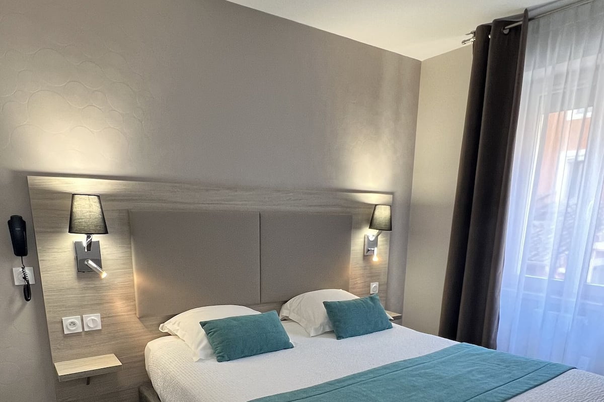 Escritorio, cortinas blackout, cunas gratuitas y wifi gratis
