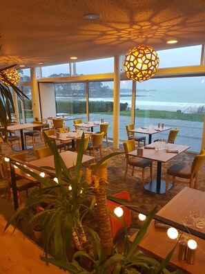 Desayuno continental diario (EUR 14.50 por persona)