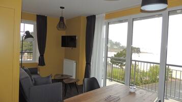 Serveert ontbijt, diner, regionale gerechten, zeezicht