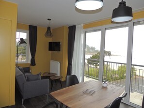 Petit déjeuner et dîner servis sur place, vue sur la mer 