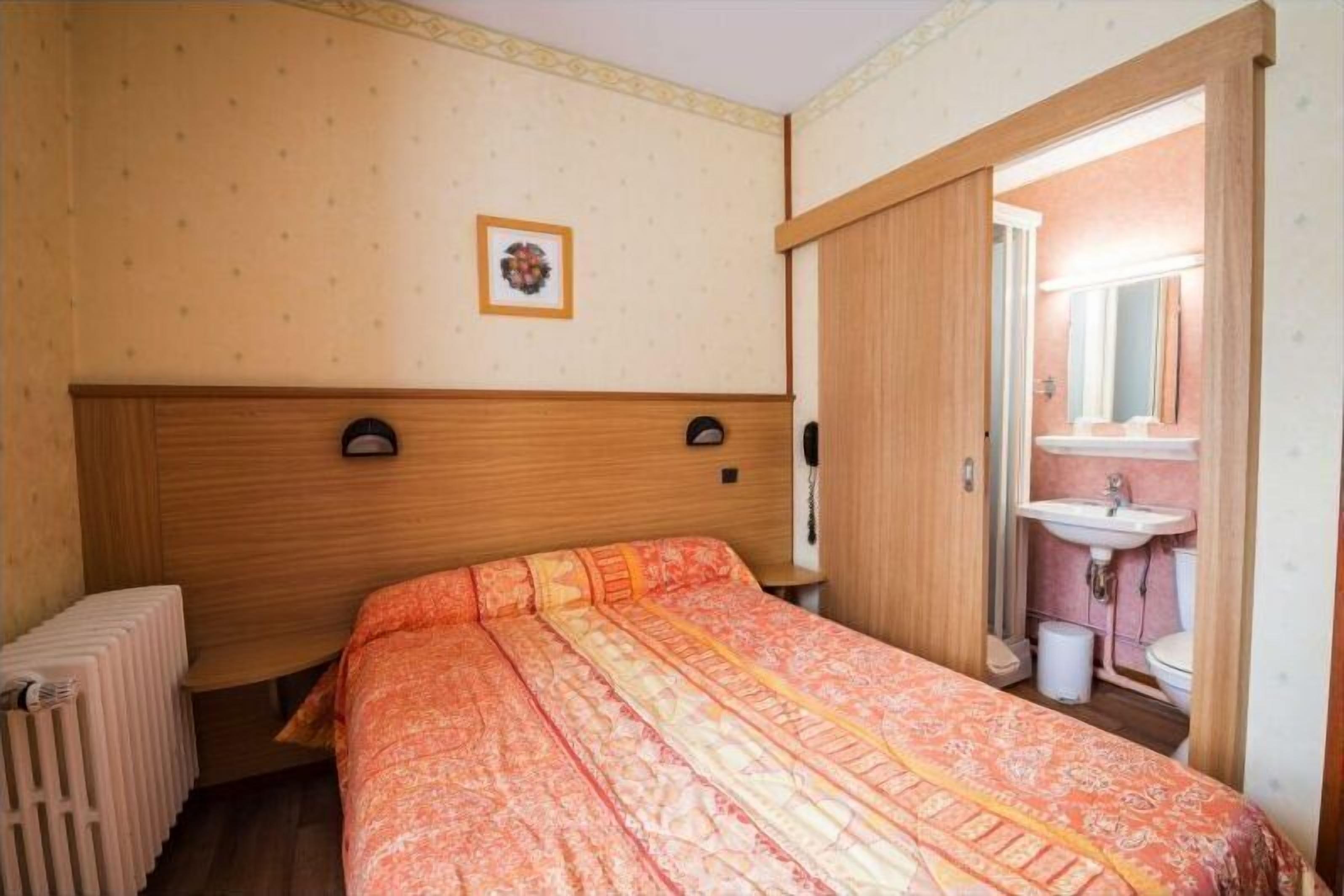 double room | desk, free cots/infant beds, free wifi