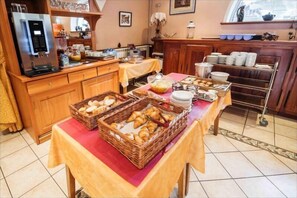 Petit déjeuner buffet (9.50 EUR par personne)