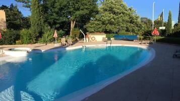 Piscina a l'aire lliure de temporada
