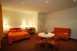 Family Room | In-room safe, desk, iron/ironing board, free WiFi - Remotel (Knutange)
