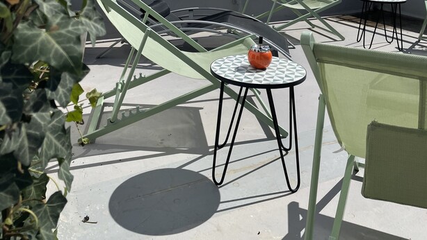 A terrace with green chairs and a table, overlooking a beach and the sea. - Le Beau Rivage (Luc-sur-Mer)