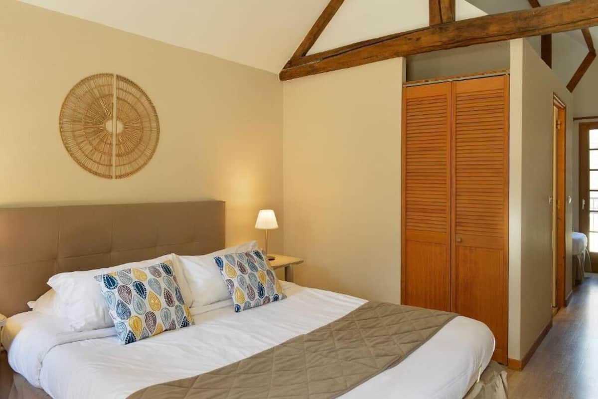 triple room | individually decorated, desk, free wifi, bed sheets