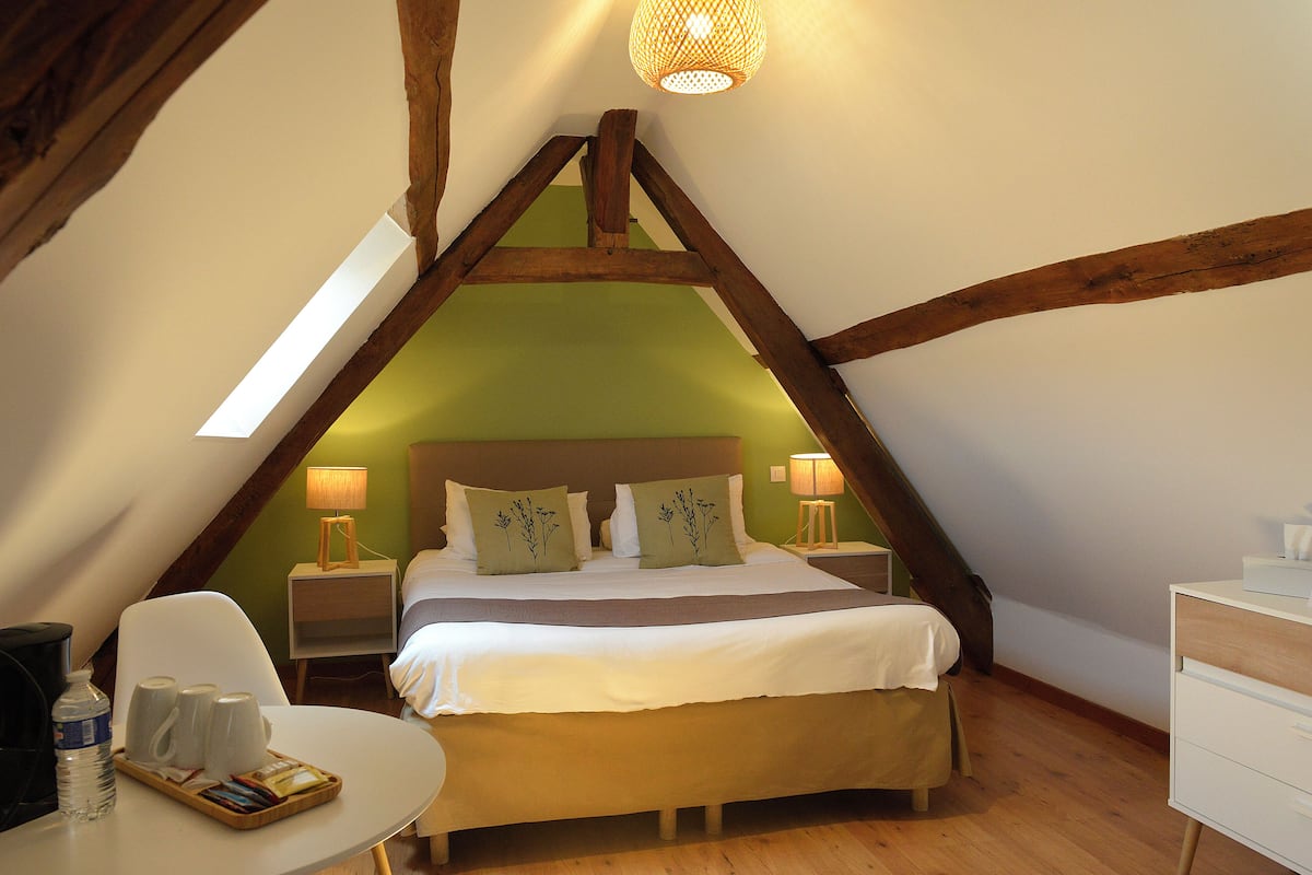 Junior Double Room | Desk, WiFi (free), individually decorated, bed sheets