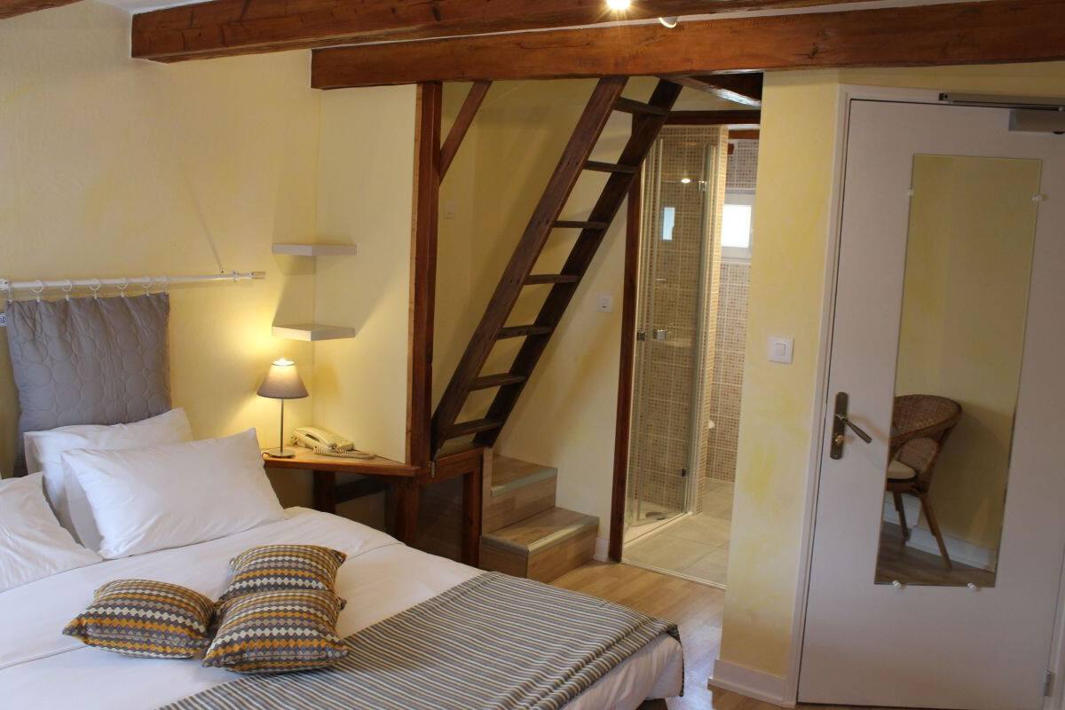 quadruple room | individually decorated, desk, free wifi, bed sheets