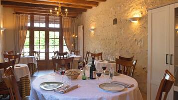 Lunch and dinner served