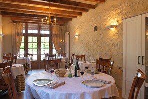 Phục vụ bữa trưa và bữa tối 