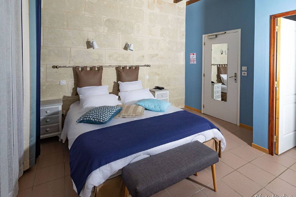 standard double room | individually decorated, desk, free wifi, bed sheets