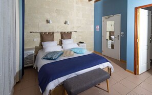 Decoración personalizada, escritorio, wifi gratis y ropa de cama 