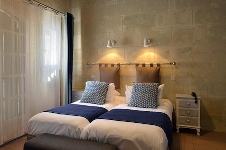 Decoración personalizada, escritorio, wifi gratis y ropa de cama